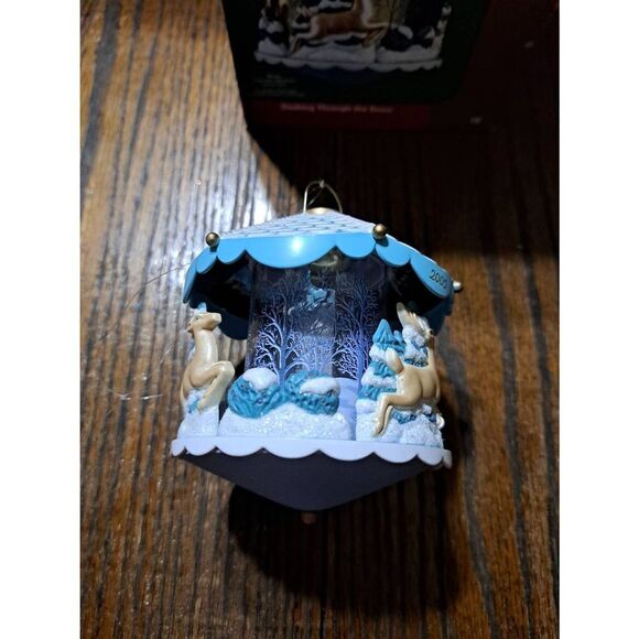 2005 Carlton Cards Heirloom Dashing Through the Snow Christmas Holiday Ornament - Picture 3 of 8